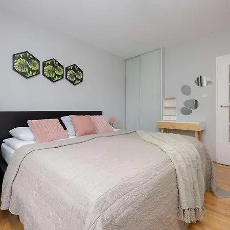 Spacious Air-conditioned With Balcony Close To Pge Narodowy By Renters