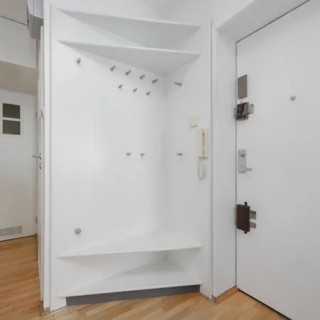 Spacious Air-conditioned With Balcony Close To Pge Narodowy By Renters * وارسو