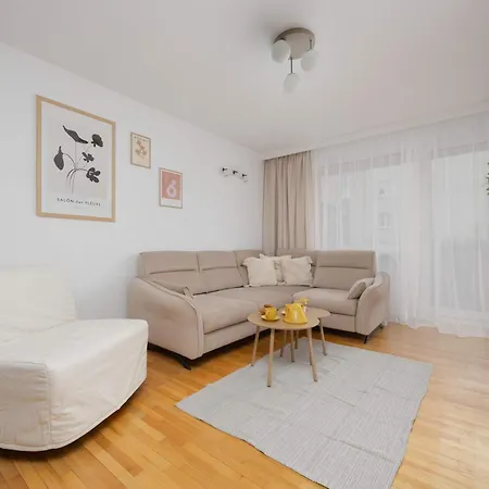 Spacious Air-conditioned With Balcony Close To Pge Narodowy By Renters *