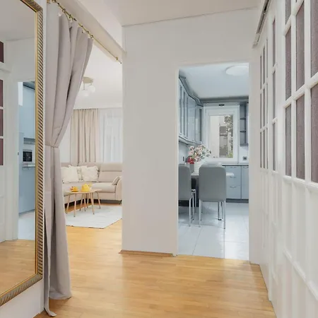Spacious Air-conditioned With Balcony Close To Pge Narodowy By Renters