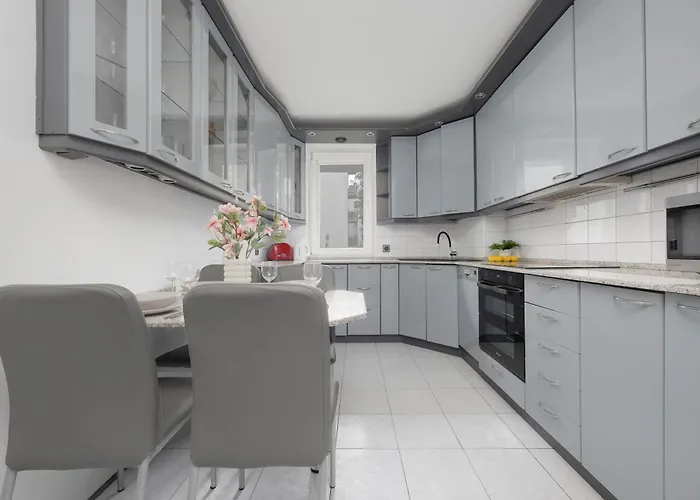 Spacious Air-conditioned With Balcony Close To Pge Narodowy By Renters Apartment