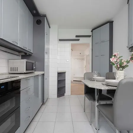 Spacious Air-conditioned With Balcony Close To Pge Narodowy By Renters Varšava