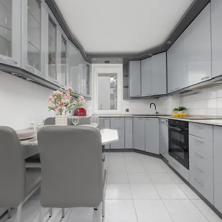 Spacious Air-conditioned With Balcony Close To Pge Narodowy By Renters Apartmán